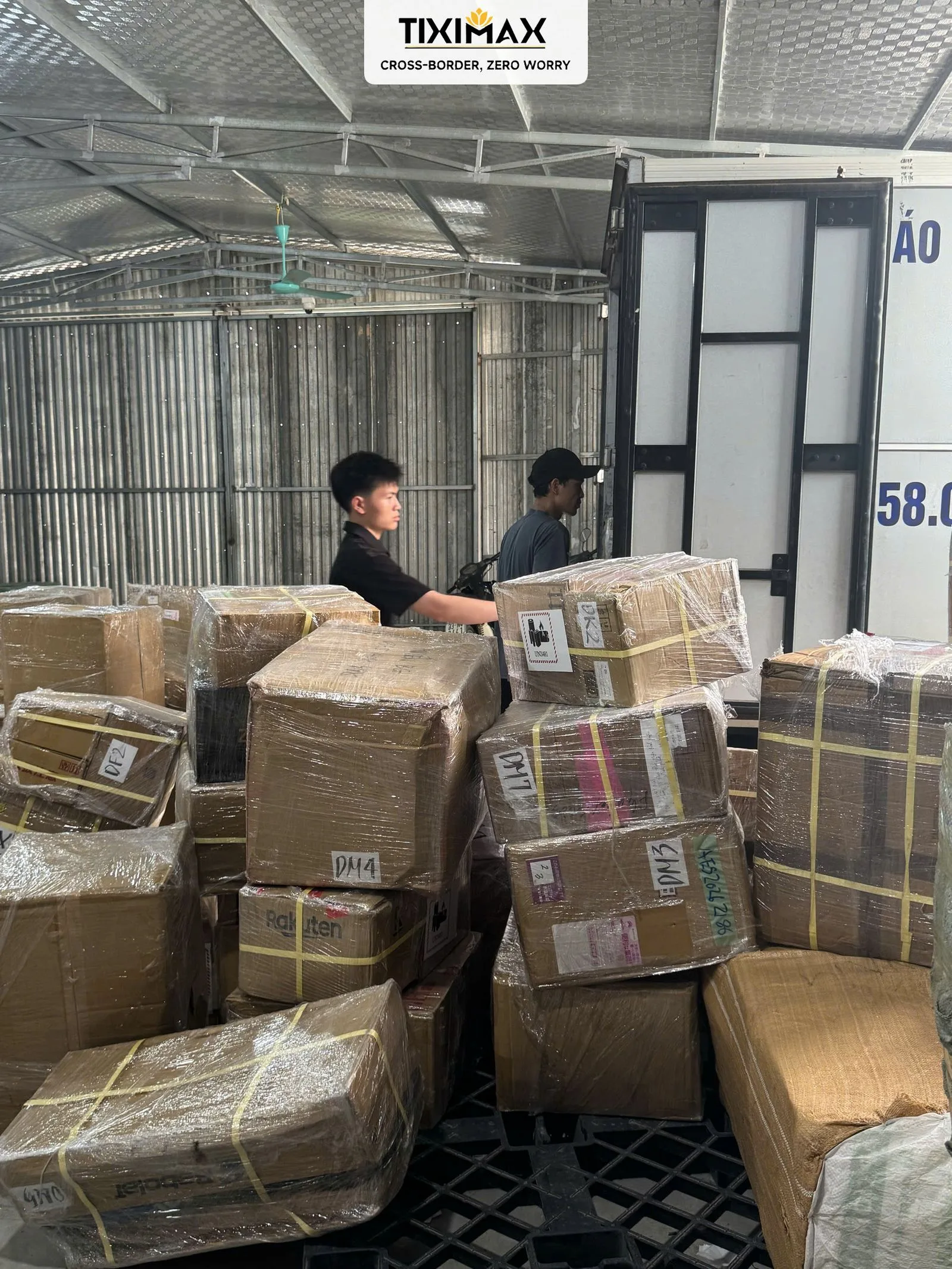 Nhân viên đang vận chuyển kiện hàng trong kho Tiximax.