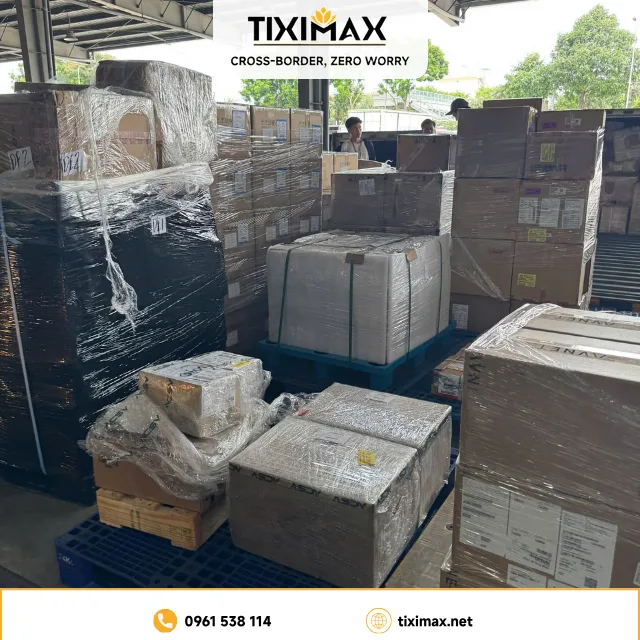 Kho hàng chứa nhiều kiện hàng, thùng carton được bọc kỹ.