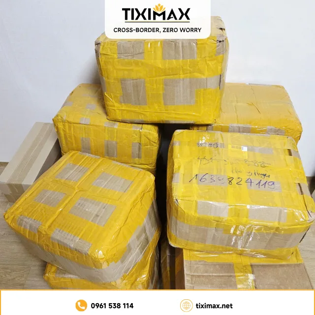 Nhiều thùng hàng carton lớn được dán băng keo vàng từ mua hàng cũ trên eBay về