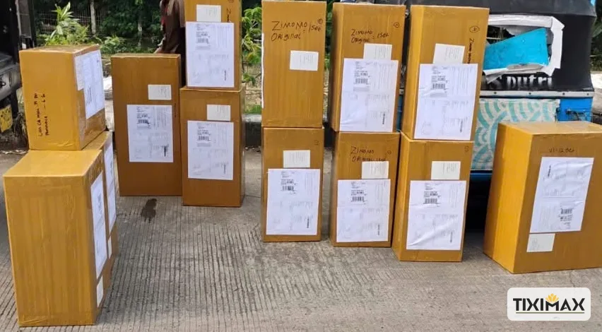 Các thùng hàng carton màu nâu, dán nhãn vận chuyển.
